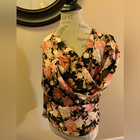 NWT SKIES ARE BLUE LONG SLEEVE FLOWERY TOP. PUFFED SLEEVES END W/SMOCKED CUFFS. - Picture 7 of 10